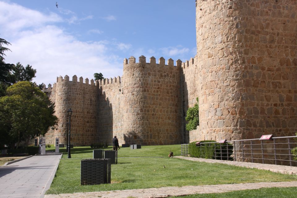 From Madrid: Avila and Segovia Full-Day Tour - Segovia: Aqueduct Views, Town Squares, and the Alcázar Finish