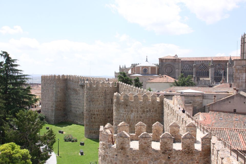 From Madrid: Avila and Segovia Full-Day Tour - Pace, Group Size, and What to Wear