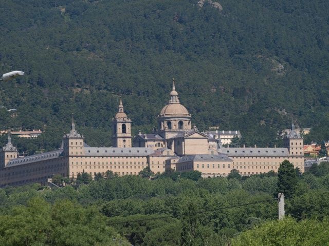 From Madrid: El Escorial, Valley and Segovia Day Trip - The mid-day Madrid break: lunch time plus a second coach departure