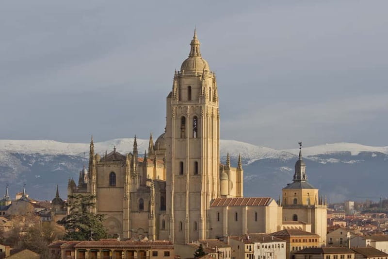 From Madrid: Segovia Guided Afternoon Tour - Squares and churches: Plaza de Medina del Campo and San Martín Church (outside)