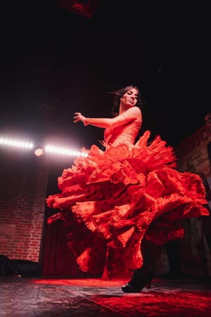 Madrid: Authentic Flamenco at Flamenco de Leones with drink - The flamenco show: intimate energy with tradition and a modern angle