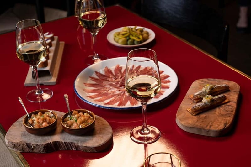 Madrid: Authentic Flamenco at Flamenco de Leones with drink - Arriving: drink, tapas, and how the meal options shape the evening