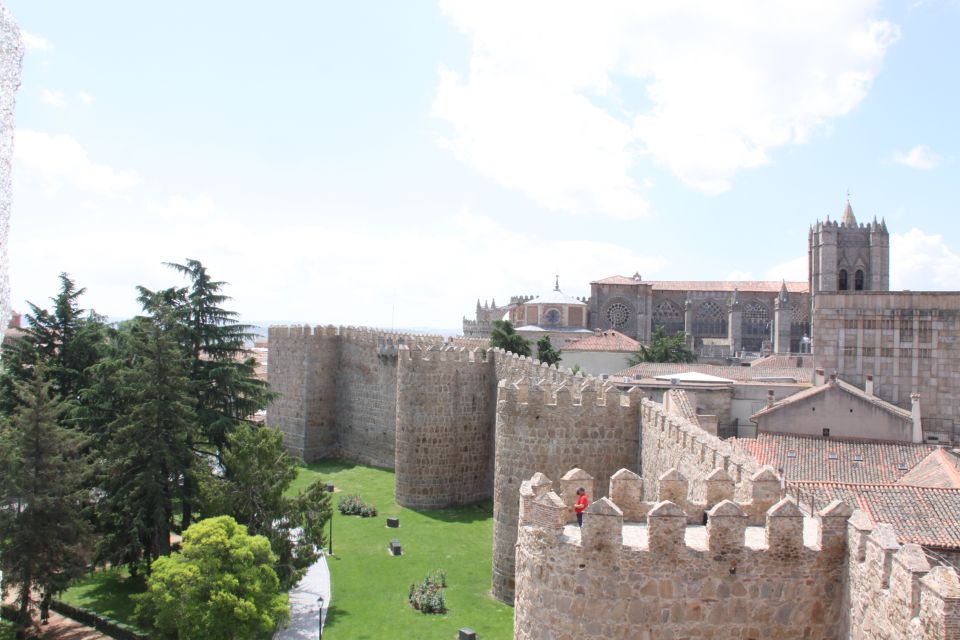 Madrid: Avila and Segovia Day Trip with Tickets to Monuments - Segovia: the Roman aqueduct first, because it changes how you see everything