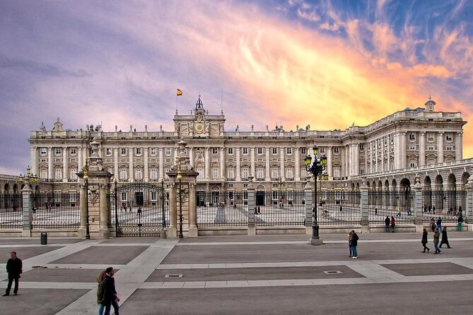 Madrid Best Walking Tour: Old city and Royal sites - Guide style, pacing, and what to wear