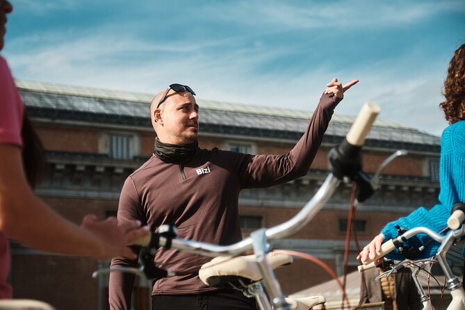 Madrid: City Highlights Guided Vintage Bike Tour - From CaixaForum to Los Jerónimos: Madrid’s layers start early