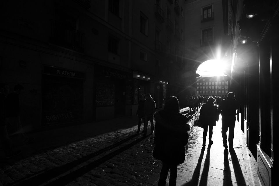 Madrid: Enchanted Evening Walking Tour in Spanish - Plaza de Oriente: Big City Views, Small-Detail Ghost Stories