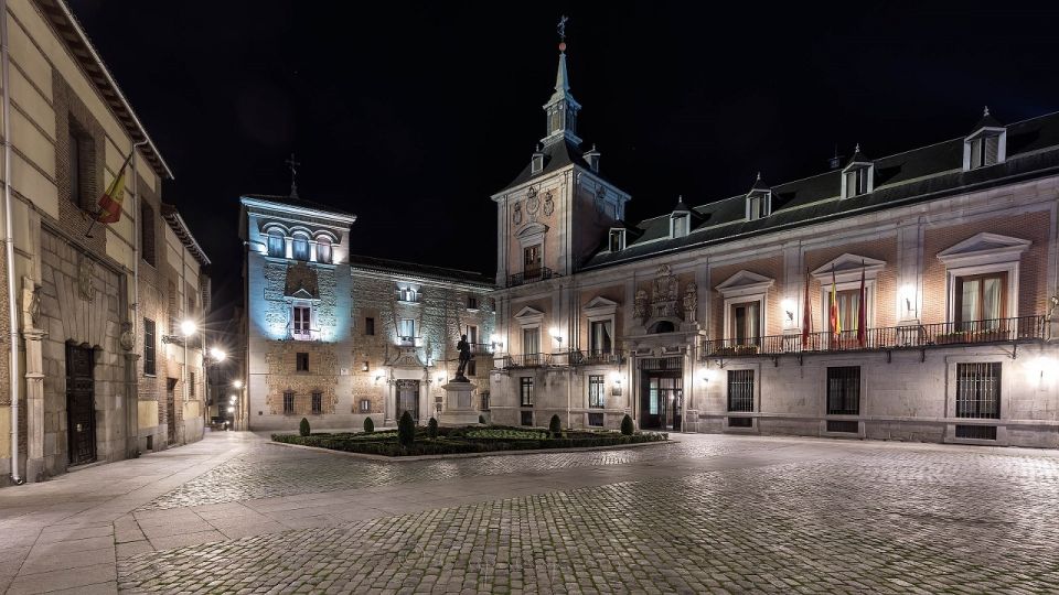 Madrid: Enchanted Evening Walking Tour in Spanish - Almudena Cathedral at Night: Awe Without Needing a Ticket