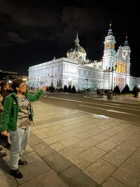 Madrid: Enchanted Evening Walking Tour in Spanish - Pasadizo de San Ginés: Narrow Passage, Strong Atmosphere