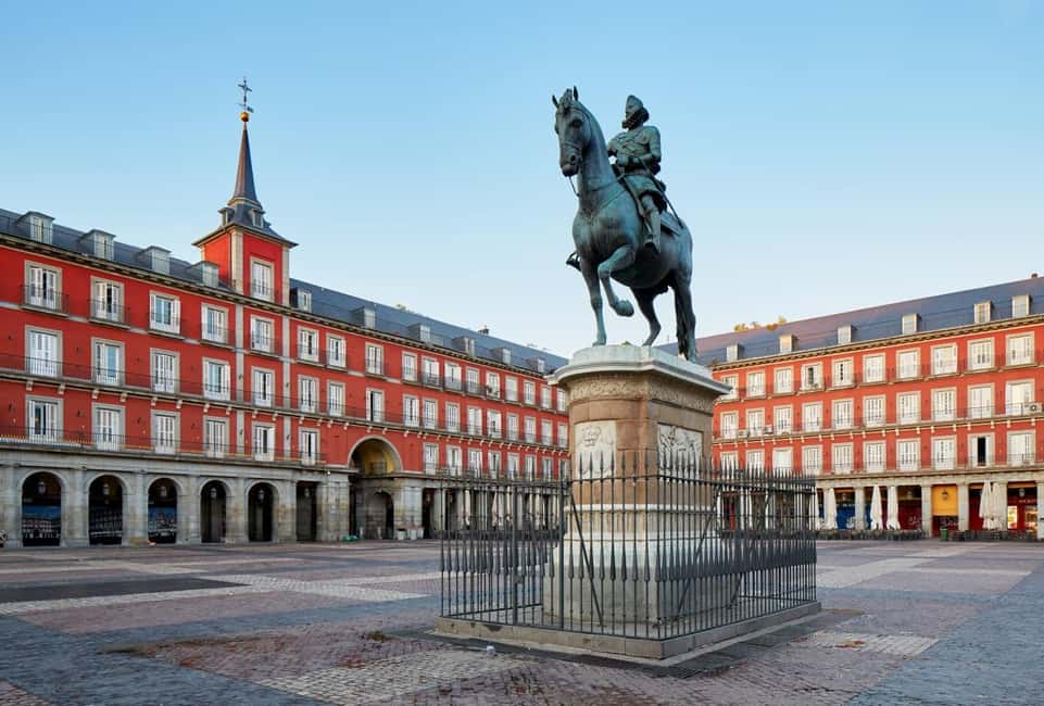 Madrid Historical Centre & Old Town Walking Tour in French - Plaza Mayor and Mercado de San Miguel: Where Madrid Shows Its Two Sides