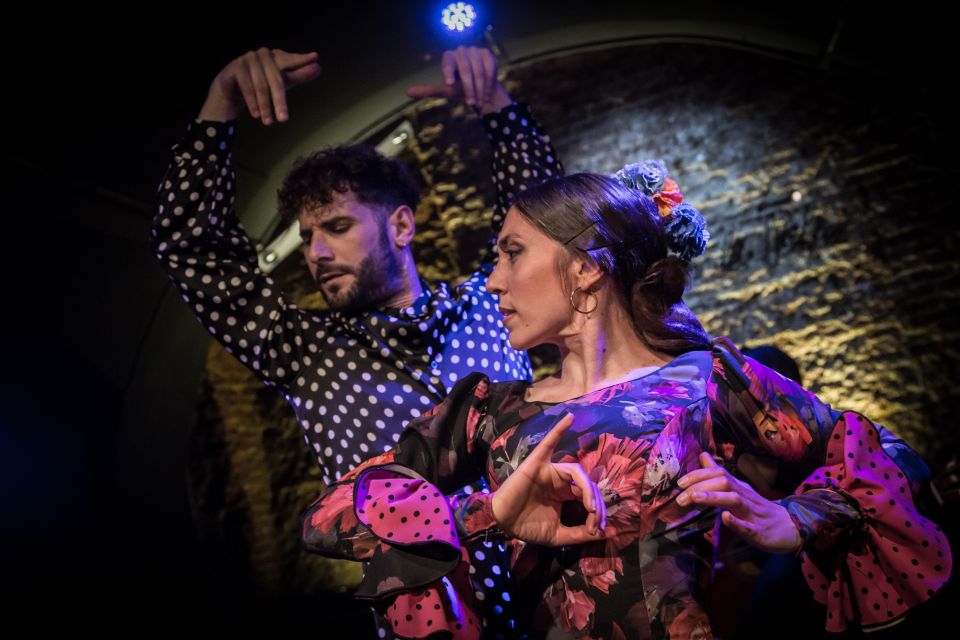 Madrid: La Cueva de Lola Flamenco Show Tickets with Drink - Getting good seats: how booking order affects your view