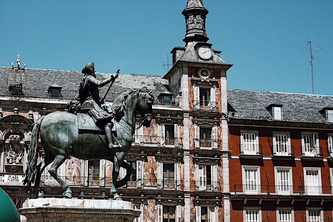 Madrid Old City Guided Walking Tour Semi-Private 12ppl Max - Starting in Plaza de la Armería: the easiest way to begin Old Madrid