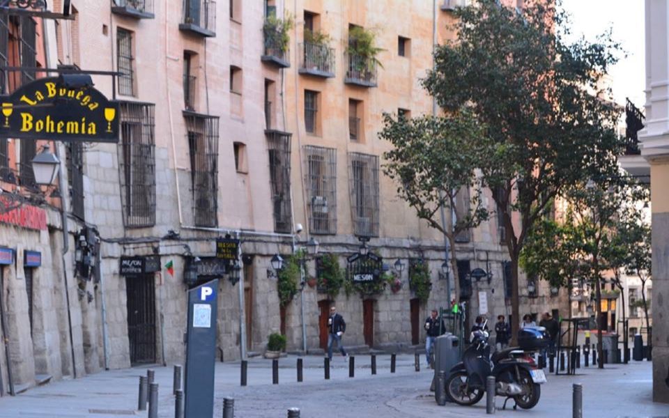 Madrid: Old Madrid Walking Food and Wine Tour - Why the Guide Matters: Carmen’s Role in the Bars