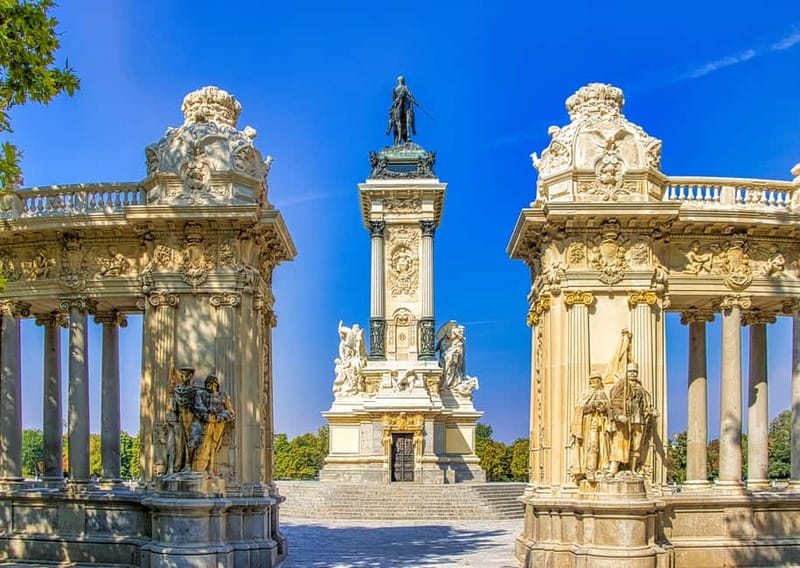 Madrid: Old Town, Poets District, and Royal Palace Tour - Plaza de la Villa and the oldest-feeling streets