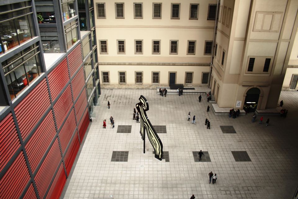 Madrid: Reina Sofía Guided Tour with Skip-the-Line Tickets - Inside Reina Sofía: the surrealist and modern art focus