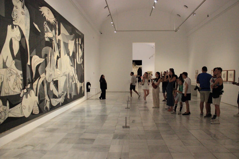 Madrid: Reina Sofía Museum Guided Tour - Bilingual commentary: how it works and what to watch for
