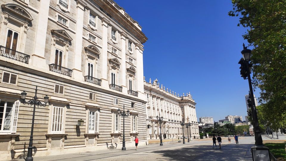 Madrid: Royal Palace Entry Ticket and Small Group Tour - Throne Room and Banquet Hall: ceremonies, audiences, and power