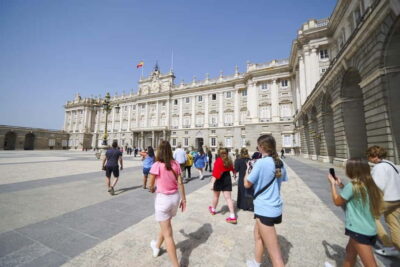 Madrid: Royal Palace Expert Guided Tour with Skip-the-Line - Skip-the-line entry: what you gain and what you should still expect
