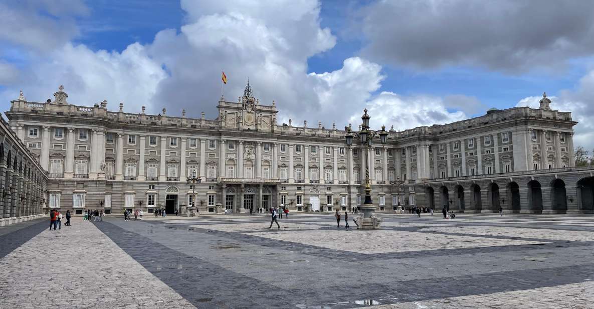 Madrid: Royal Palace tour - semi private or private - The staircase moment: from 18th-century nobility to ambassadors