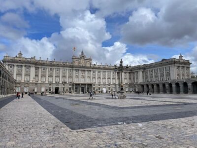 Madrid: Royal Palace tour - semi private or private - Royal Armoury Square: the view and the first clues