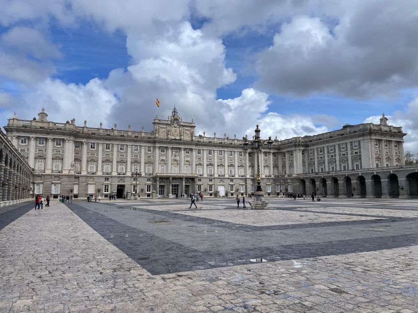 Madrid: Royal Palace tour - semi private or private - Royal Armoury Square: the view and the first clues