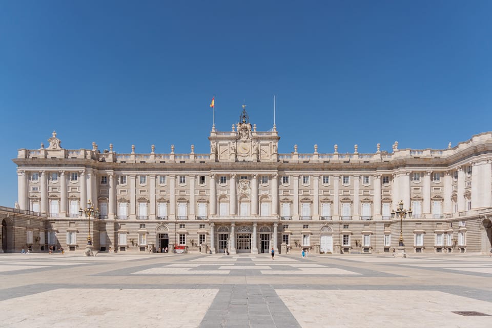 Madrid: Royal Palace VIP Tour with Skip-the-Line Ticket - Where to meet near Plaza de Oriente (and how to spot your guide)