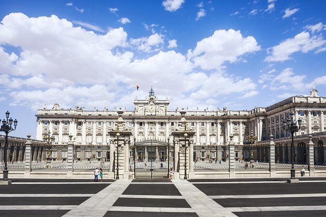 Madrid Sightseeing Tour with Royal Palace Skip the Line Ticket - Meeting point and pacing: where your morning starts