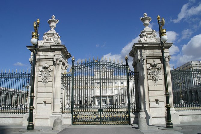 Madrid Sightseeing Tour with Royal Palace Skip the Line Ticket - Barrio de la Morería and Plaza Mayor: Madrid’s older spine