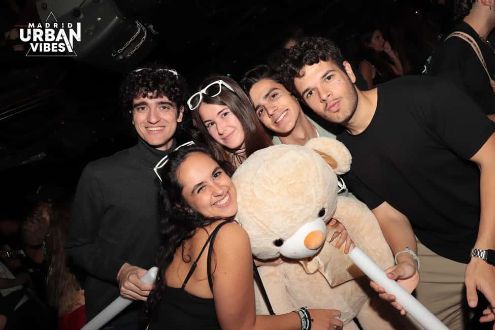 Madrid: Top Pub-Crawl with Drinks and Nightclub Entry - A 5-Hour Madrid Pub Crawl With Nightclub Entry
