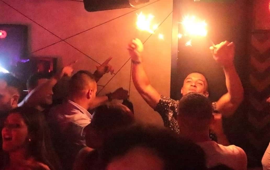 Madrid: Top Pub-Crawl with Drinks and Nightclub Entry - Stop 1: The Ice Breaker at El Oso y el Madroño