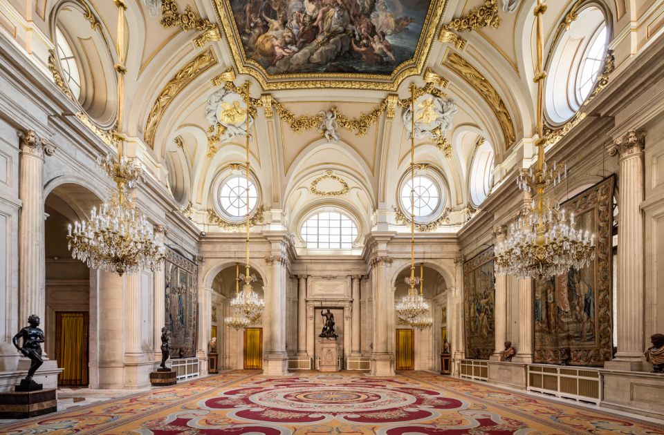 Madrid: Visit to the Royal Palace & Walking Tour of the City - Plaza de la Armería: a smart photo stop that sets the tone