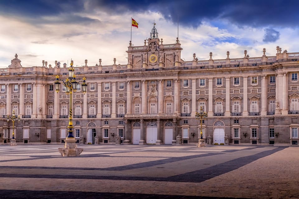 Madrid: Welcome to Madrid Guided Walking Tour in English - Royal Palace area to Almudena Cathedral: power and style changes in one stretch