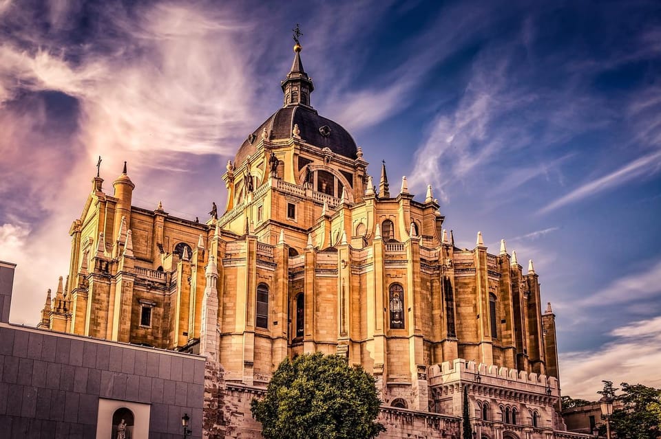 Madrid: Welcome to Madrid Guided Walking Tour in English - Ending at the Congress of Deputies: democracy as a physical place