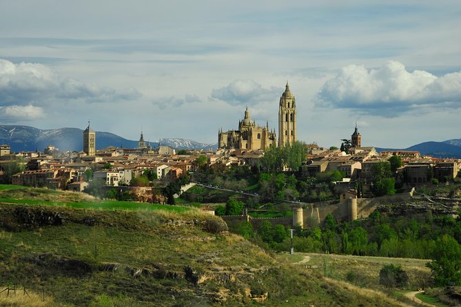 Ribera del Duero Wineries Guided Tour & Wine Tasting from Madrid - Getting from Madrid: the 9:15am start decides your day