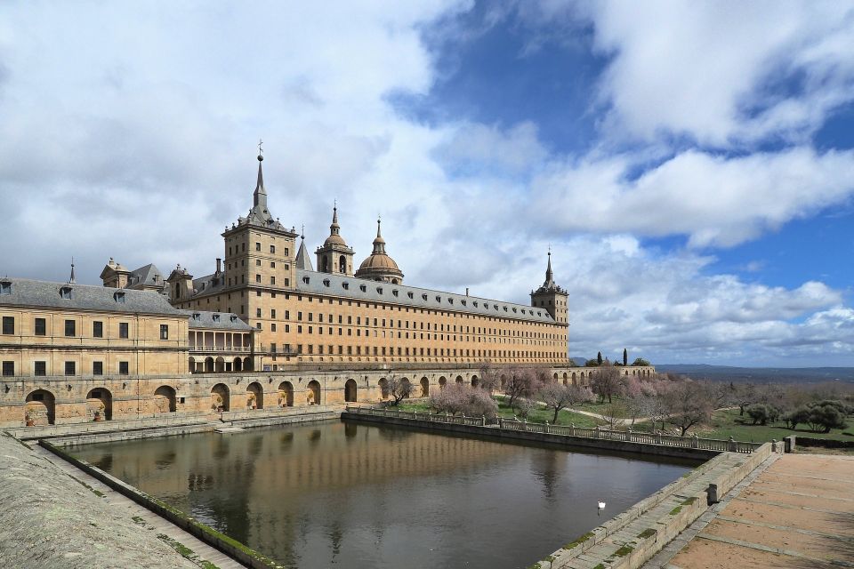 San Lorenzo de El Escorial: Monastery and Site Guided Tour - Inside the basilica: your first big “look up” moment