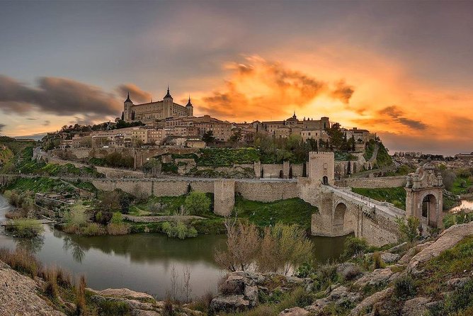 Toledo Half Day Tour with Cathedral, St Tome Church & Synagoge - Bilingual narration: best use of the double-language setup