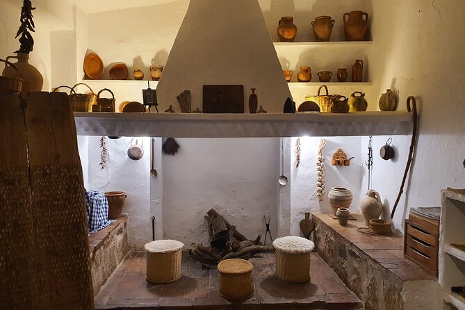 Toledo small group, Winery, Windmiils, Lunch included. - El Alfar de Consuegra lunch: Manchego food in old pottery