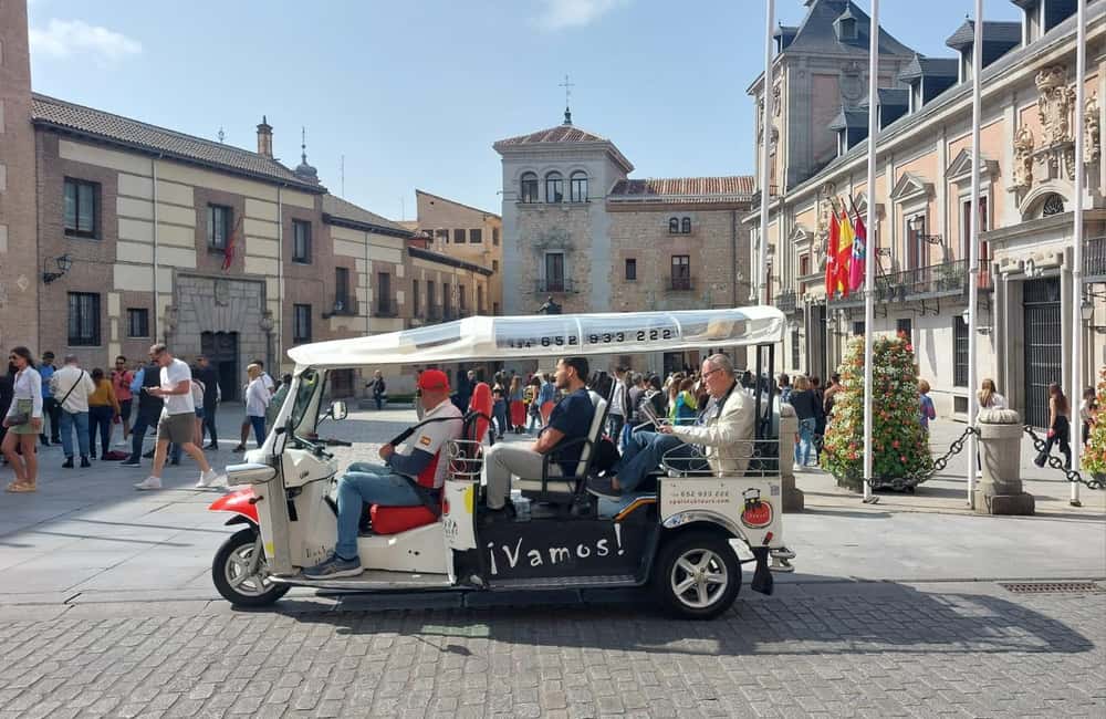 Tour Madrid: Secrets in a Electric Tuk Tuk - Retiro Park Break: Crystal Palace Views and Rose Garden Calm